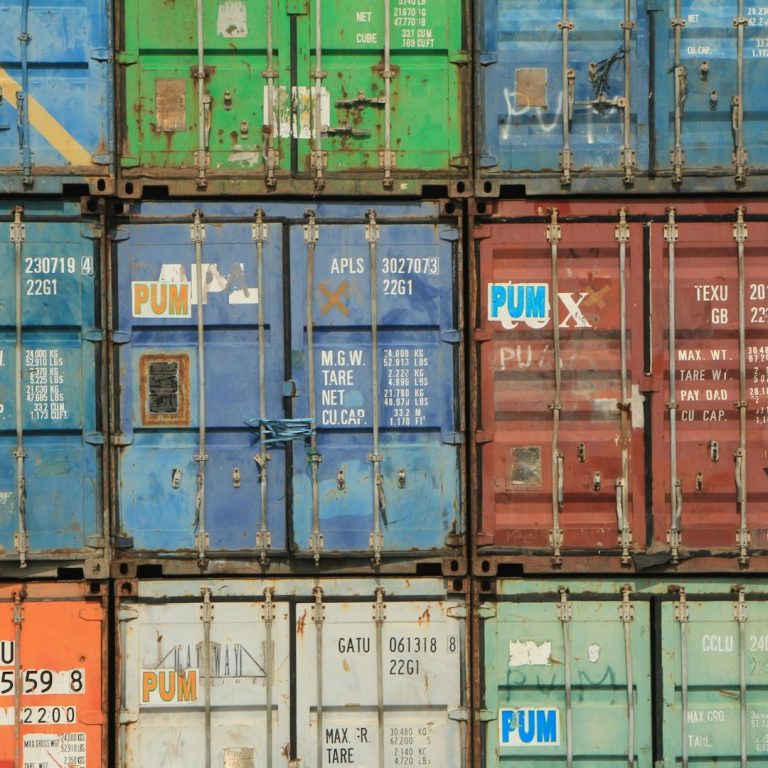 Bild von unsplash Bunte Containertürme in verschiedenen Farben mit Beschriftungen.