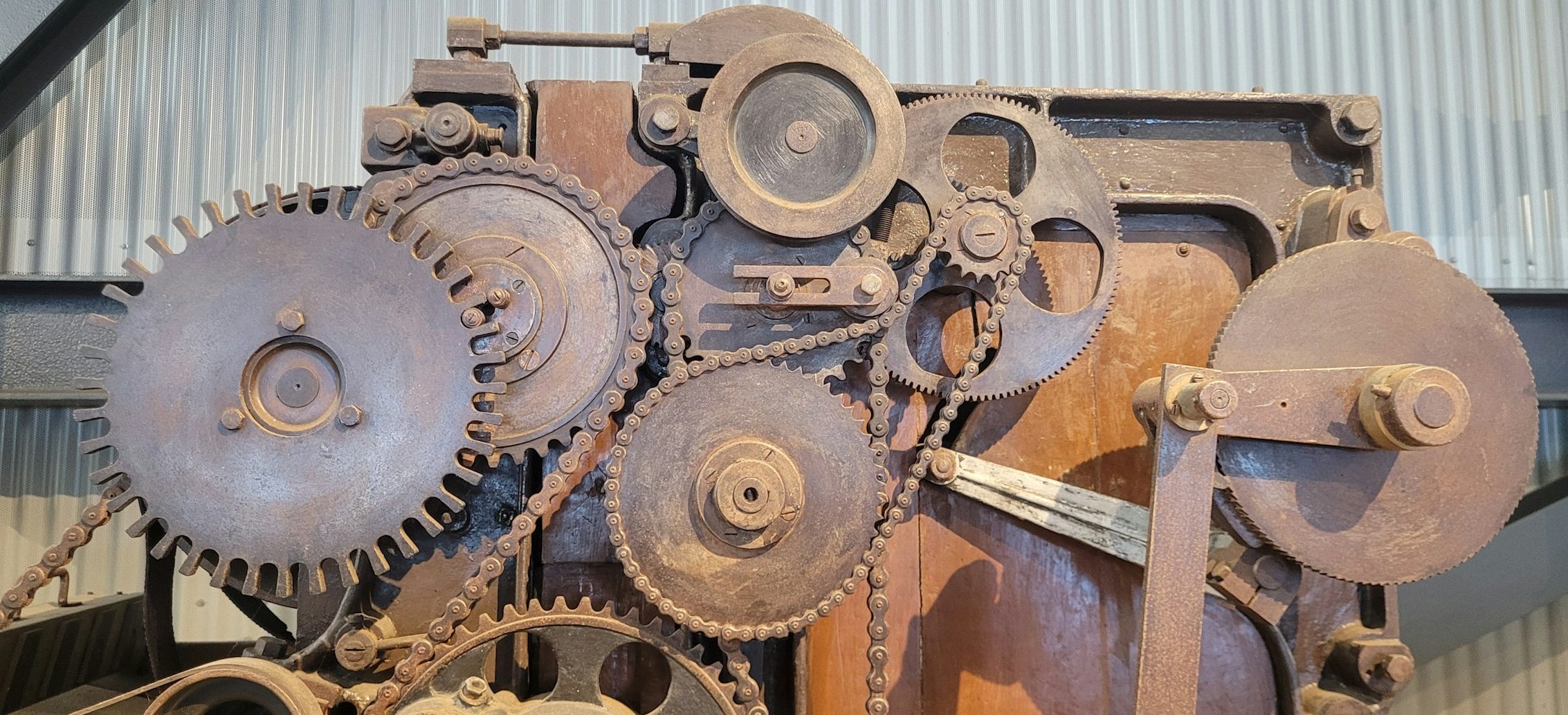 Rostige Zahnräder und Mechanismen auf einer alten Maschine.